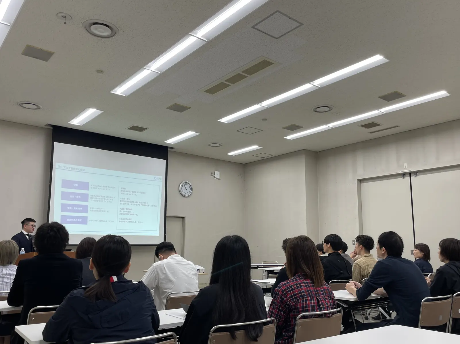 ワークショップ形式でセミナーを進める様子