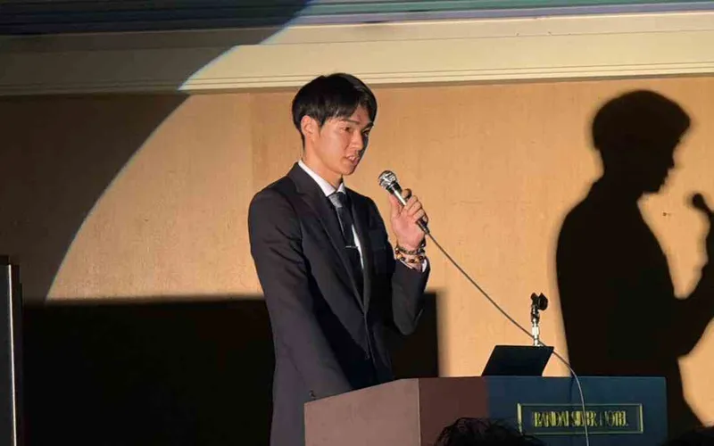 AIカンファレンスの壇上で講演する様子