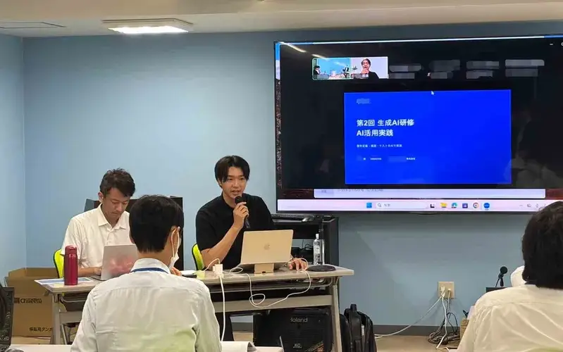 エンジニア向けAI研修をハイブリッド形式で実施する様子