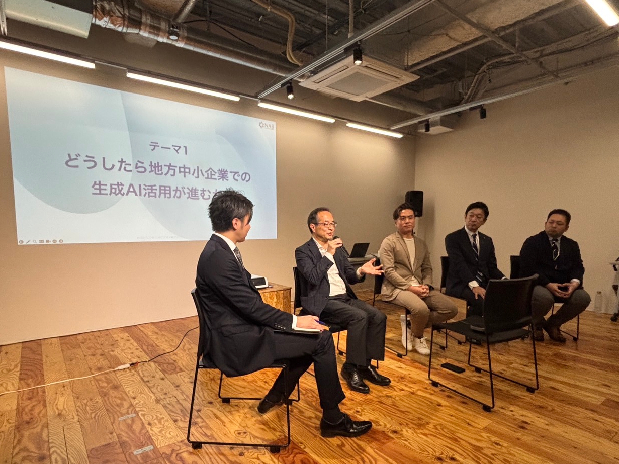 セミナー内容を紹介するスライドと会場の様子